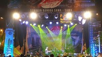 Aksi panggung band Drive memukau pengunjung yang menghadiri Festival Avanza-Veloz Sebangsa di Palembang.