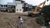 Menurut keterangan warga, setelah sempat mangkrak kini Waduk Kampung Rambutan dengan luas 7,8 hektar itu mulai kembali dikerjakan.