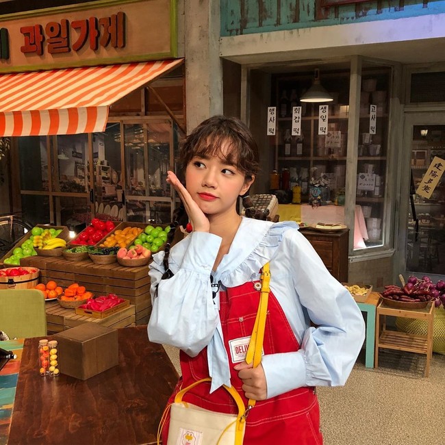 Hyeri Girl’s DayHyeri juga terlihat cantik dengan kulit cokelatnya yang terlihat sehat. Kulit tanning juga menjadi salah satu daya tariknya hingga ia didaulat untuk menjadi model sejumlah brand kenamaan, seperti Puma dan Bohae. Foto: Instagram