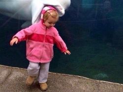 Momen Kocak Photobomb, Ada yang Lirikannya Bikin Ngeri!