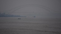 Asap tebal juga menyelimuti Sungai Musi, Palembang, Minggu (8/9/2019). Kabut asap tersebut merupakan dampak dari kebakaran hutan dan lahan yang terjadi di sejumlah Kabupaten dan Kota di Sumatera Selatan. Antara Foto/Mushaful Imam.