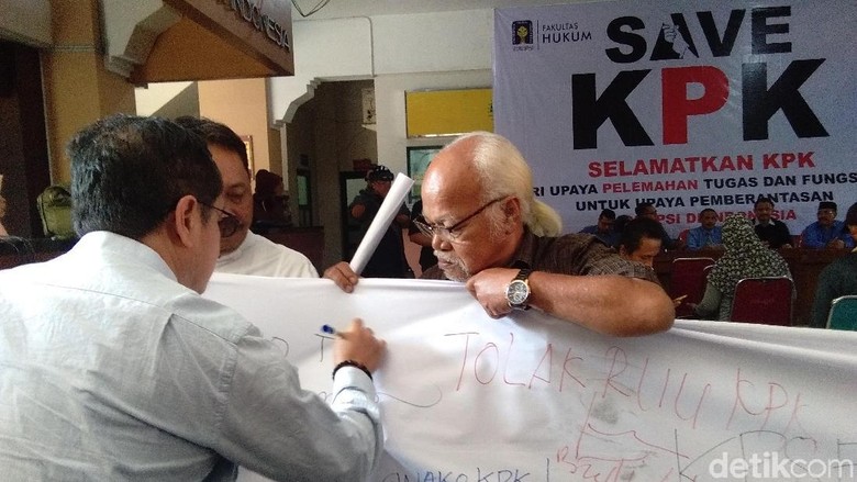 Ramai-ramai Dosen dan Mahasiswa UII Yogya Teken Penolakan Revisi UU KPK Ramai-ramai Dosen dan Mahasiswa UII Yogya Teken Penolakan Revisi UU KPK