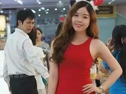 Momen Kocak Photobomb, Ada yang Lirikannya Bikin Ngeri!