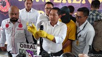 Penyidik Direktorat Reserse Kriminal Khusus Polda Jabar mengungkap kasus penjualan kosmetik kedaluwarsa. Pelaku berinisial P alias H ditangkap karena menjual ratusan jenis kosmetik kedaluwarsa, Senin (9/9/2019).