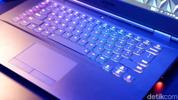 Keyboardnya membawa RGB Backlit keyboard. Foto: Adi Fida Rahman/detikINET