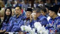 Air mata Ketua Umum Partai Demokrat Susilo Bambang Yudhoyono (SBY) tampak menetes. Tetesan air mata itu terjatuh saat lagu Candle in the Wind dinyanyikan penyanyi Joy Tobing dalam acara pidato kontemplasi SBY.