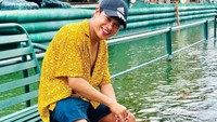 Punya kolam yang Instagrammable, para pengunjung bisa jalan bersama ikan-ikan koi yang cantik ini. Bisa juga sambil asyik foto-foto. Foto: Istimewa/Instagram