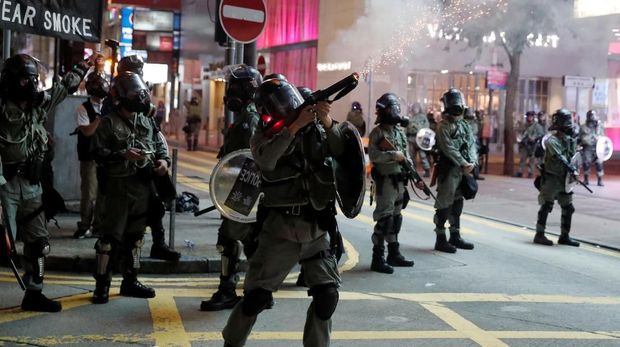 Polisi Hong Kong menembakkan gas air mata ke arah demonstran