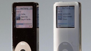 iPod Nano diperkenalkan pada 7 September 2005, sebagai suksesor iPod Mini. Steve Jobs menyebutnya sebagai perangkat tepat untuk dimasukkan ke kantong kecil yang berada di sisi kantong kanan. (Foto: David Paul Morris/Getty Images)