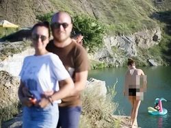Momen Kocak Photobomb, Ada yang Lirikannya Bikin Ngeri!