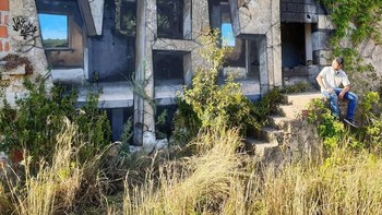 Menurut Wikipedia Grafiti coretan-coretan pada dinding yang menggunakan komposisi warna, garis, bentuk, dan volume untuk menuliskan kata, simbol, atau kalimat tertentu. (Foto: Rodrigo Miguel)