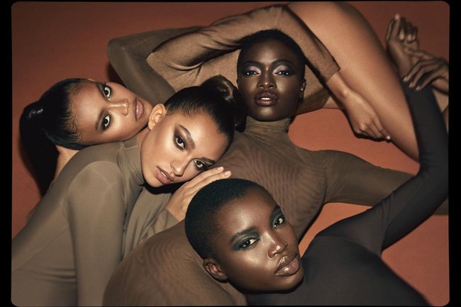 Laras yang berkulit sawo matang itu juga dipotret bersama para model berkulit gelap. My new @kkwbeauty#KKWXWINNIE Collection features the most gorgeous jewel tone shades. Our models look so beautiful! tulis Kim untuk keterangan foto. Adapun produk kosmetik tersebut hasil kolaborasi Kim dengan model Winnie Harlow dari Americas Next Top Model. (Foto: Instagram/@kimkardashian)