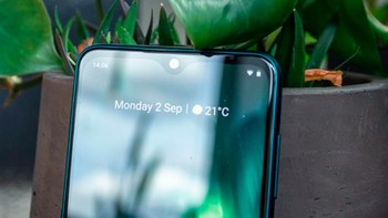 Kamera depan ditempatkan di bagian notch tetesan air. Menggunakan lensa ZEISS dengan ukuran 20 MP dan teknologi Quad Pixel untuk meningkatkan kualitas selfie. Foto: Tech Advisor