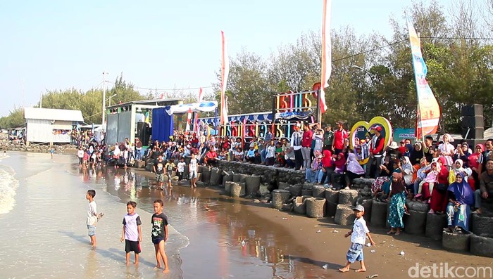 Pantai Muarareja di Tegal