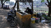 Air di sumur tua tersebut dimanfaatkan warga untuk mencuci baju dan piring. Menurut Iyos, warga yang ada di kampungnya kesulitan mencari air. Menurutnya ada bantuan air bersih dari pemerintah tapi titik pemberian bantuan air jauh. Sementara itu warga lainnya Edi (56) mengatakan, sumur tua itu sudah ada sejak Tahun 1973 lalu dan digunakan warga saat musim kemarau.
