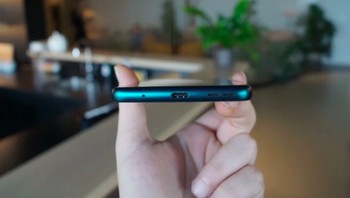 Dapur pacunya dipercayakan Snapdragon 660 dan GPU Adreno 512. Hadir dengan kombinasi RAM 4/ROM 64 GB dan RAM 6 GB/ROM 128 GB. Foto: Tech Advisor