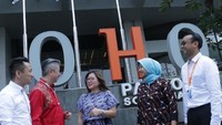 Konsep SOHO sendiri menawarkan unit properti yang bisa dimanfaatkan sebagai hunian, kantor, maupun keduanya. SOHO juga menyerupai rumah toko (ruko) yang bernaung dalam bangunan vertikal. Lokasi SOHO Pancoran juga sangat strategis karena dekat dengan titik transportasi publik, seperti LRTdan Transjakarta. Selain itu, SOHO Pancoran juga dekat dengan jalan besar dan jalan tol dalam kota. Foto: dok. APL