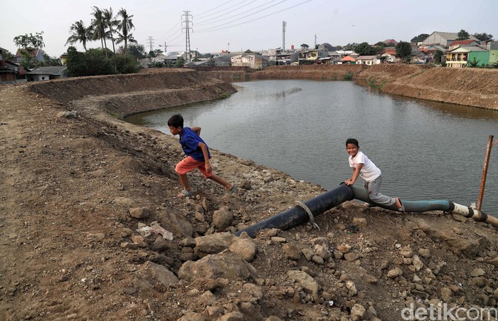 Sempat mangkrak cukup lama, pengerjaan Waduk Kampung Rambutan kembali dilakukan. Proyek tersebut ditargetkan selesai akhir tahun 2019.