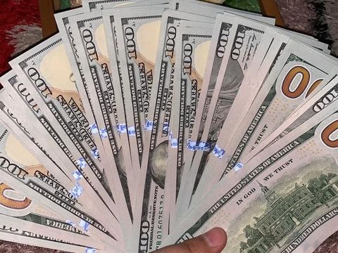 Pasangan asal Surabaya viral karena sebar ratusan Dollar saat lamaran.