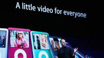 iPod Nano itu lantas disusul suksesor dengan sejumlah pembaruan. Yang ini merupakan iPod Nano generasi ketiga, yang rilis pada 5 September 2007. (Foto: Justin Sullivan/Getty Images)