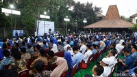 Pantauan detikcom, Senin (9/9/2019), para kader Demokrat sudah tampak memadati di kediaman SBY di Cikeas, Bogor, Jawa Barat. Jajaran elite Demokrat, Waketum Partai Demokrat Syarief Hasan, Sekjen Demokrat Hinca Panjaitan hingga Wasekjen Partai Demokrat Jansen Sitindaon juga sudah berada di lokasi.