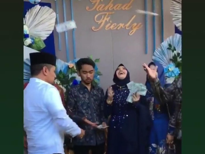 Viral Calon Pengantin di Surabaya Disawer Dolar Saat Lamaran
