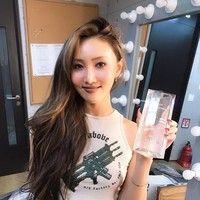 Hwasa MAMAMOOBerkulit putih menjadi salah satu standar kecantikan Korea. Tapi tampaknya hal tersebut tak membuat Hwasa MAMAMOO ingin mengubah dirinya. Ia selalu percaya diri dengan tampilan kulit cokelat yang menjadikannya semakin seksi terlebih ketika pakai busana mengekspos.Foto: Instagram