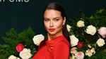 Sexy In Red! Penampilan Adriana Lima dengan Dress Ketat