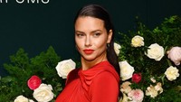 Lewat dress ketat tersebut, nampak lekuk tubuh model berusia 38 tahun itu. Craig Barritt/Getty Images for IMG