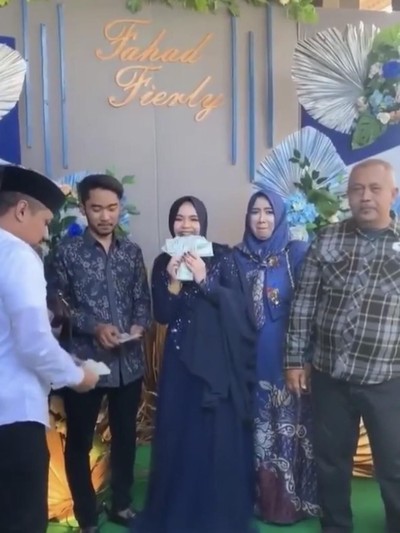 Foto: screen shoot video lamaran Fahad dan Fierly sebar uang Dollar. Foto: screen shoot video lamaran Fahad dan Fierly sebar uang Dollar.