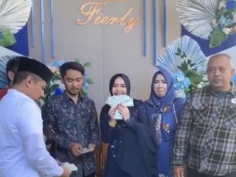 Pasangan asal Surabaya viral karena sebar ratusan Dollar saat lamaran.