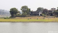 Pantauan detikcom, serombongan murid SD tengah berjalan di atas dasar danau yang mendangkal. Mereka berjalan dari pulau yang berada di tengah danau bendungan seluas 14,76 hektare itu menuju tepian.