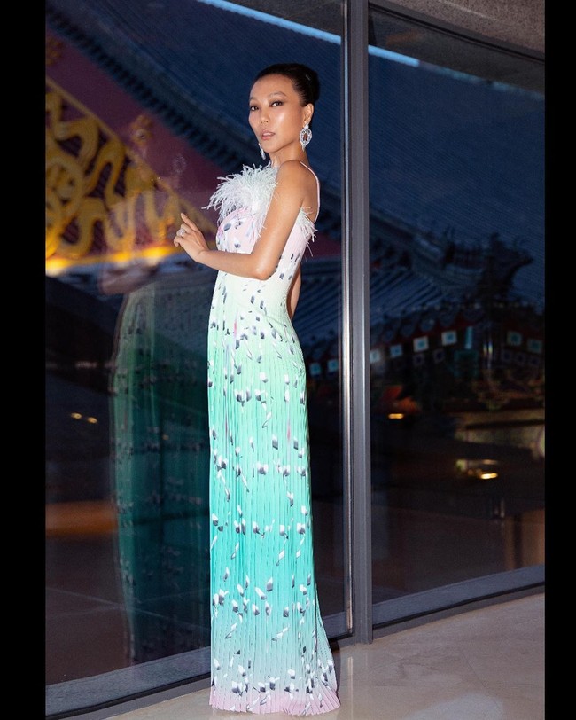 Sosialita China ini dikenal sebagai ratu bling-bling karena kolektor perhiaan. Kecintaannya pada perhiasannya membawanya ke dunia aksesori dengan menjadi desainer perhiasan.  Foto: dok. Instagram @baobaowan