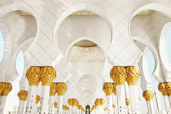Masjid Agung Sheikh Zayed di Abu Dhabi menjadi yang terbesar di UEA. Memiliki luas sekitar 22.412 meter persegi, masjid ini bisa menampung sekitar 40.000 jamaah. Warna putih dan emas yang mendominasi masjid ini pun menjadi nilai lebih yang bisa menarik perhatian (Agoda)