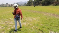 Saking dangkalnya, dasar danau bak lapangan yang ditumbuhi rerumputan hijau di atasnya.