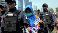 Polisi menggelar rekonstruksi lanjutan dalam kasus pembunuhan Edi Candra Purnama alias Pupung dan anaknya, Mohammad Adi Pradana alias Dana. Pelaku Aulia Kesuma turut hadir dalam rekonstruksi lanjutan tersebut, Senin (9/9/2019).