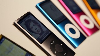 Sejak 2015, tak ada lagi varian baru iPod Nano yang saat itu mencapai generasi ketujuh. Kamu sendiri pernah jadi salah satu yang gandrung dengan perangkat ini? (Foto: Justin Sullivan/Getty Images)