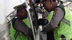 Ekspresi Pelanggar Ganjil Genap Saat Ditilang Polisi