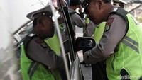 Para pengendara yang ditilang ini melintas dari arah Jalan Salemba menuju Jalan Pramuka. Padahal jalan tersebut terkena perluasan ganjil genap.