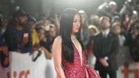 Constance Wu terlihat sangat seksi dengan mini dress pink. Frazer Harrison/Getty Images