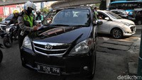 Polisi langsung menilang pengendara yang melanggar aturan ganjil genap.