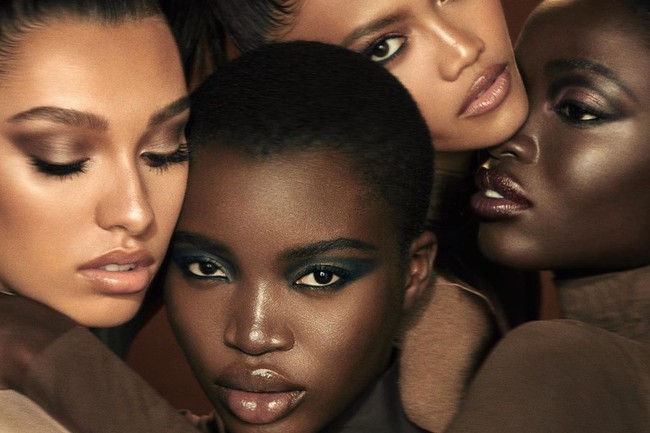 Laras Sekar kembali mempertegas eksistensinya di dunia modeling internasional. Ia menjadi satu dari segelintir model yang terpilih membintangi iklan kosmetik terbaru dari Kim Kardashian. Foto-foto penampilannya sempat diunggah Kim di Instagram baru-baru ini. (Foto: Instagram/@kimkardashian)