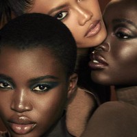 Laras Sekar kembali mempertegas eksistensinya di dunia modeling internasional. Ia menjadi satu dari segelintir model yang terpilih membintangi iklan kosmetik terbaru dari Kim Kardashian. Foto-foto penampilannya sempat diunggah Kim di Instagram baru-baru ini. (Foto: Instagram/@kimkardashian)