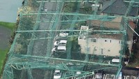 Aliran listrik di sekitar 864 ribu rumah pun terputus, menurut lembaga penyiar NHK, termasuk seluruh Kota Kamogawa, timur Tokyo, imbas dari Badai Faxai. Kyodo via Reuters.