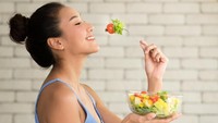 Saat Anda makan terlalu malam, makanan tidak akan berubah menjadi sumber energi melainkan lemak dalam tubuh. Hal itu dapat memicu kenaikan berat badan hingga obesitas. Jadi kalau mau terhindar dari berat badan berlebih, makan malamlah lebih awal. Foto: iStock