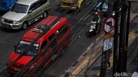 Rambu yang terpasang itu mendapat kritikan dari sejumlah warga. Mereka menyebut rambu yang dipasang terlalu kecil atau kurang besar.