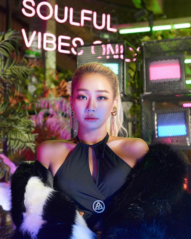 HyolynSalah satu idol Korea yang dipuji karena pesonanya dengan kulit berwarna cokelat adalah Hyolyn. Sebelum debut, mantan personel SISTAR tersebut mendapat kritik karena penampilannya. Namun kini kulit tanning Hyolyn menjadi ikonik. Foto: Instagram