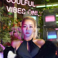 HyolynSalah satu idol Korea yang dipuji karena pesonanya dengan kulit berwarna cokelat adalah Hyolyn. Sebelum debut, mantan personel SISTAR tersebut mendapat kritik karena penampilannya. Namun kini kulit tanning Hyolyn menjadi ikonik. Foto: Instagram