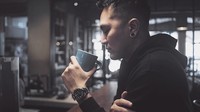 Sebelum minum kopi, pria 39 tahun ini seperti sedang memikirkan sesuatu. When you have control over your thoughts, you will have control over your life, tulisnya. Foto: Instagram _demianaditya_