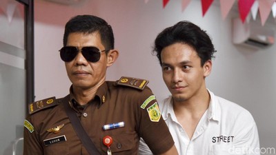 Senyum Simpul Jefri Nichol Jelang Persidangan